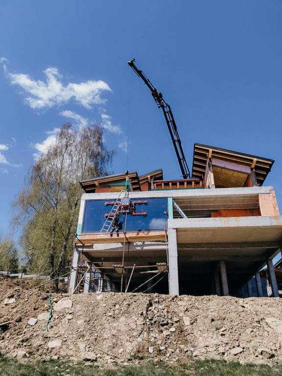 Zasklievanie rodinného domu hydraulickou technikou ponad objekt - Izolačné sklo TopTherm Plus